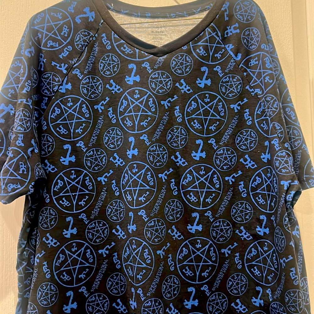 Supernatural join the hunt V-Neck Shirt Culturefly Exclusive Size XL unisex